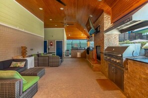 Terrace/patio - Resort Style 2BR Stay w/ BBQ, Gym & Sparkling Pool (Houston)