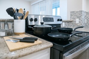 Fridge, microwave, oven, stovetop - Resort Style 2BR Stay w/ BBQ, Gym & Sparkling Pool (Houston)