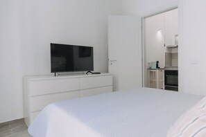 1 dormitorio, tabla de planchar con plancha, wifi y ropa de cama