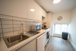 Fridge, microwave, oven, stovetop - Cotswolds/ 2Bed 1 Bath Historic Flat/ Very Central (Gloucestershire)