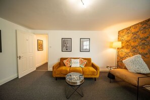 TV, books - Cotswolds/ 2Bed 1 Bath Historic Flat/ Very Central (Gloucestershire)