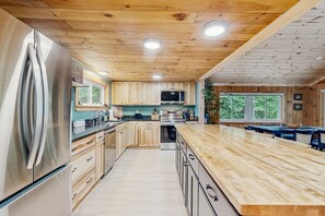 Fridge, microwave, oven, stovetop - Inviting lakefront home with private dock, sandy beach, and stunning views (Raymond)