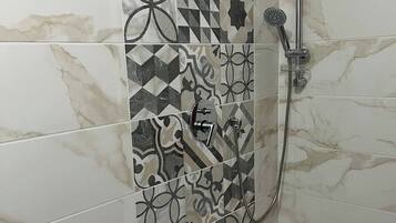 Dusche, Haartrockner, Bidet, Handtücher