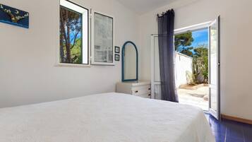 2 bedrooms, iron/ironing board, bed sheets