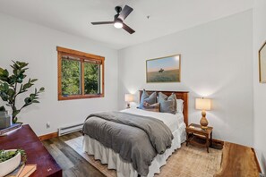 3 chambres, bureau, fer et planche à repasser, lit de bébé portatif
