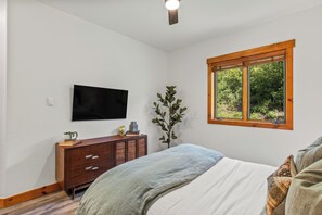 3 soverom, skrivebord, strykejern/-brett og reiseseng for barn