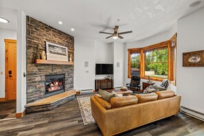 Smart-TV, Kamin, Stereoanlage, Computerbildschirme