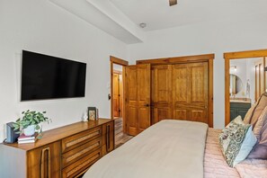 3 chambres, bureau, fer et planche à repasser, lit parapluie