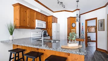 Condo, Patio, Garden View | Dining room