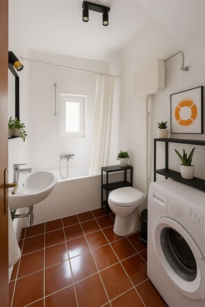 Een douche, een haardroger, handdoeken, zeep