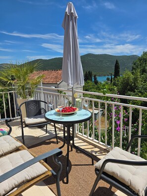 Outdoor dining - Mala Kuća - cozy seaside house with air conditioning! (Hodilje 41)
