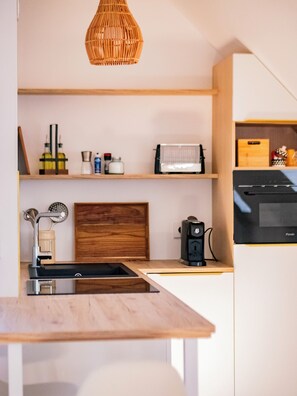Geladeira, micro-ondas, fogão, cooktop