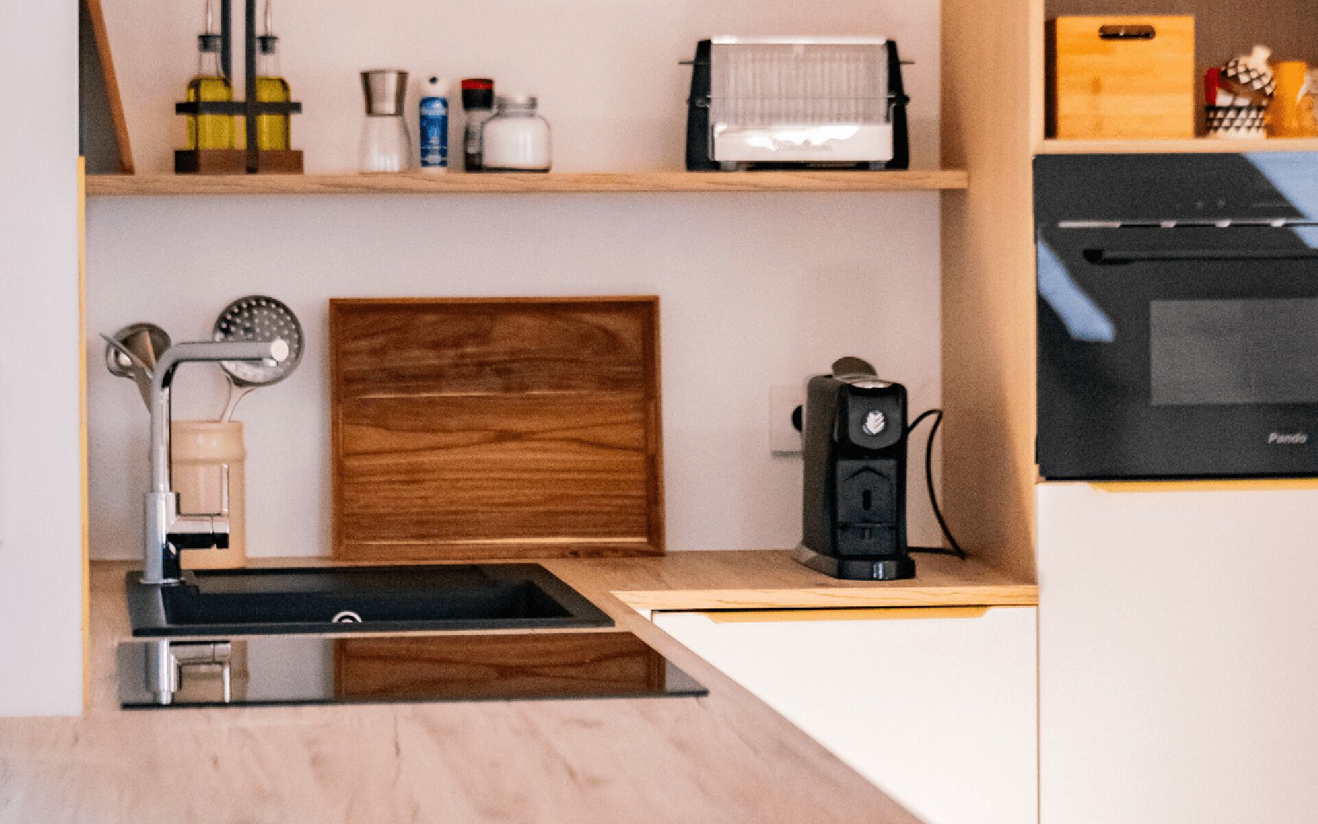 Een koelkast, een microgolfoven, een oven, een vaatwasser