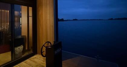 Boutique Houseboat Stay – Romantic Getaway for Two