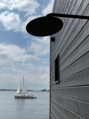 Un gros plan d’un mur en bois avec une fixation en métal noir.