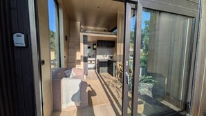 Ein modernes Interieur mit einer Couch, einem Essbereich und einer Küche.