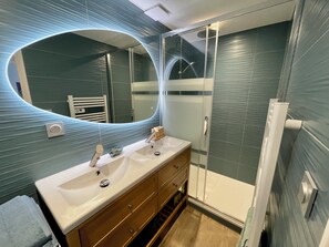 Douche, serviettes fournies, papier toilette