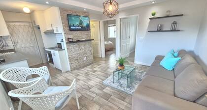 Home-on-Railway~A Lovely contemporary 2-bedroom apartment with WiFi in Cape Town