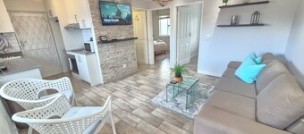 Home-on-Railway~A Lovely contemporary 2-bedroom apartment with WiFi in Cape Town