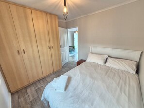 2 chambres, fer et planche à repasser, Wi-Fi, draps fournis