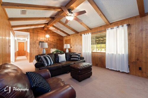 Peaceful Country Getaway with Hot Tub & Fresh Baked Treats.