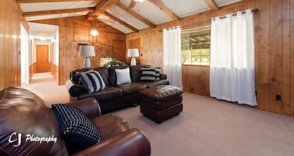 Peaceful Country Getaway with Hot Tub & Fresh Baked Treats.