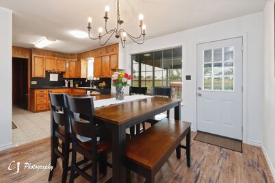 Peaceful Country Getaway with Hot Tub & Fresh Baked Treats.