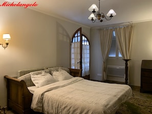 3 bedrooms, in-room safe, iron/ironing board, travel crib