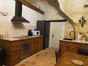 Kylskåp, mikrovågsugn, ugn och spishäll