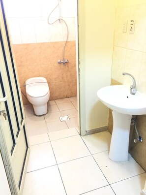 Vasca, asciugamani, sapone, shampoo