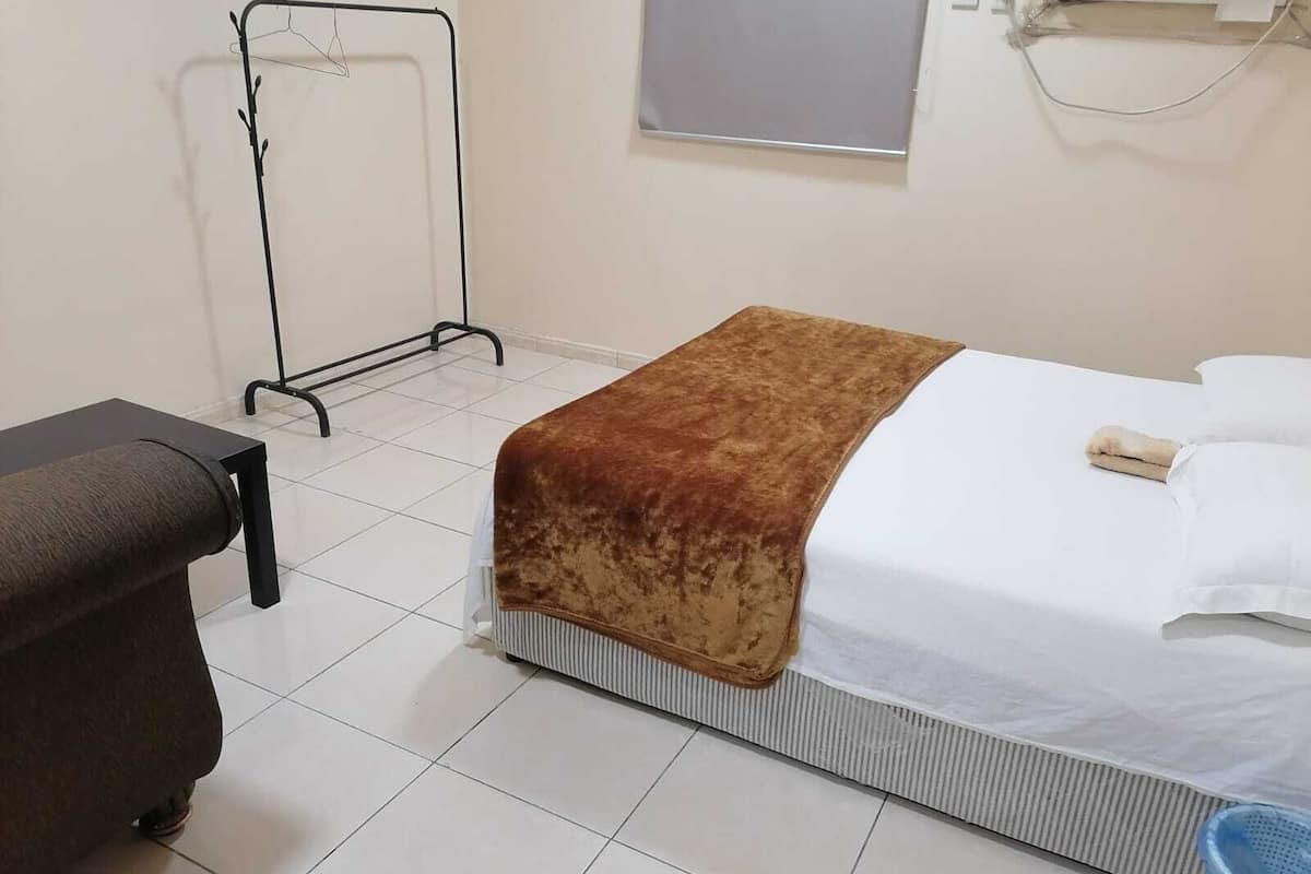 Hypo-allergenic bedding, bed sheets