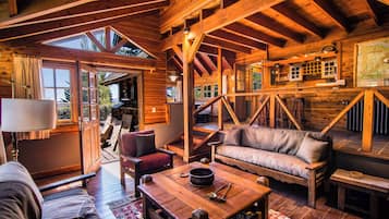 Casa, 4 habitaciones, patio, vista a la montaña | Área de sala de estar