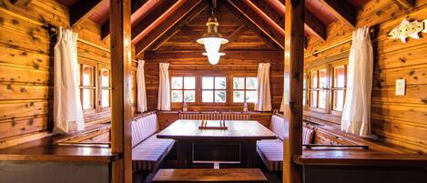 Casa, 4 dormitoris, pati, vistes a la muntanya | Menjador