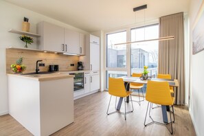 Fridge, oven, stovetop, dishwasher