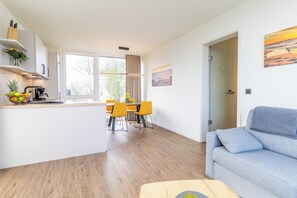 Una televisión, un reproductor estéreo