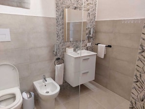 Dusche, Haartrockner, Bidet, Handtücher