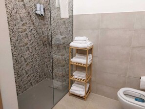 Dusche, Haartrockner, Bidet, Handtücher