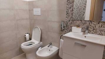 Douche, sèche-cheveux, bidet, serviettes fournies