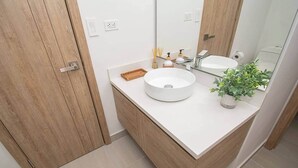 Asciugacapelli, sapone, shampoo, carta igienica