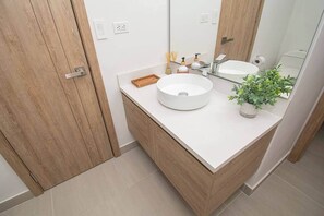 Een haardroger, zeep, shampoo, toiletpapier