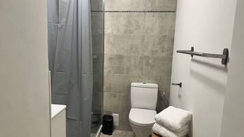 Haartrockner, Handtücher, Seife, Toilettenpapier