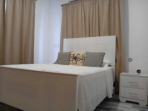 2 makuuhuonetta, silitysrauta/-lauta, ilmainen Wi-Fi, vuodevaatteet