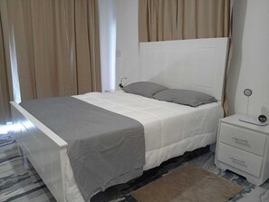 Tabla de planchar con plancha, wifi gratis y ropa de cama