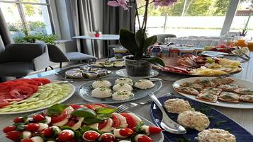 Apartment | Dining