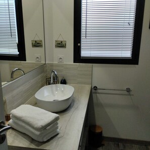 Shower, hair dryer, towels, soap - Logis de la Voie Verte (Saint-Amadou)