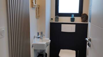 Suihku, ilmaiset hygieniatuotteet, hiustenkuivaaja, pyyhkeet