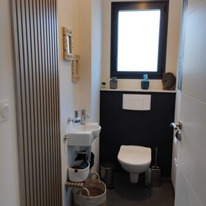 Douche, sèche-cheveux, serviettes fournies, savon