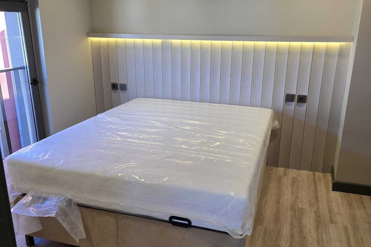 Leilighet – deluxe, balkong | Safe på rommet, skrivebord og skrivebord for bærbar PC