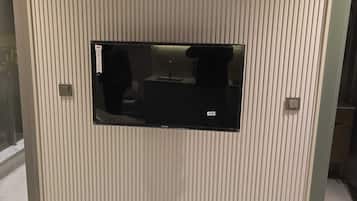 Deluxe appartement, balkon | Een kluis op de kamer, een bureau, een laptopwerkplek