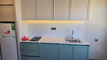 Apartemen Deluks, balkon | Brankas, meja kerja, ruang kerja ramah laptop, dan setrika/meja setrika